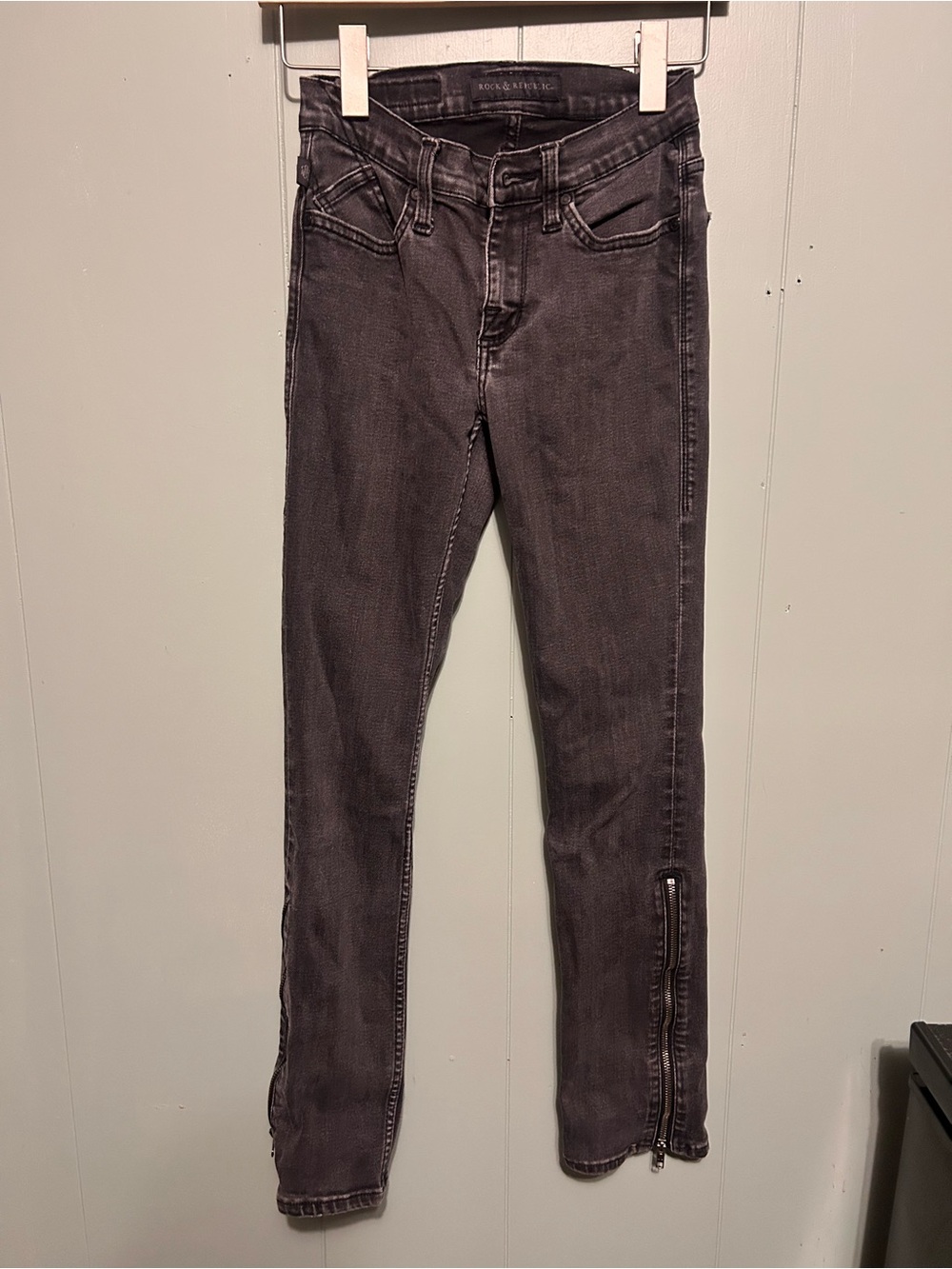 Rock & Republic Women's Skinny Jeans in Washed Black/Grey